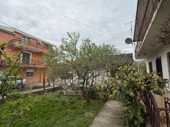 Spratna kuća 220 m² sa dvorištem i dvije garaže – Polje, Bar