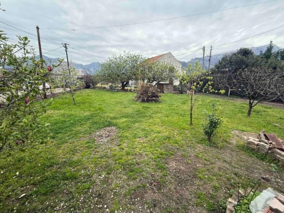 Spratna kuća 220 m² sa dvorištem i dvije garaže – Polje, Bar