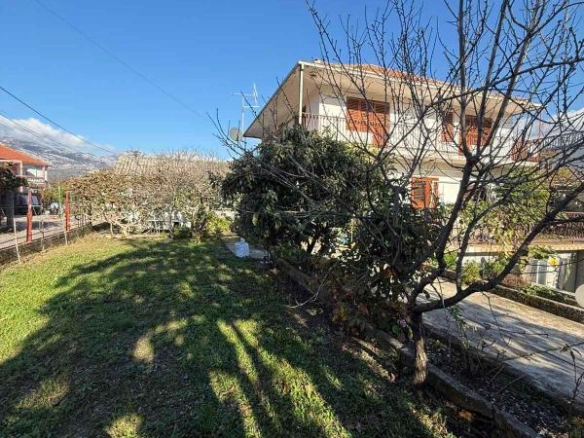 Spratna kuća 220 m² sa dvorištem i dvije garaže – Polje, Bar