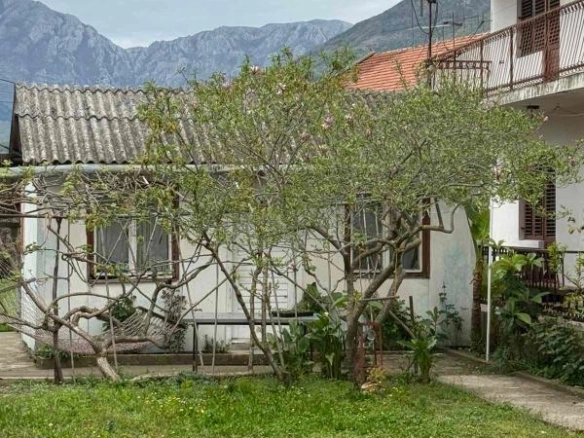 Spratna kuća 220 m² sa dvorištem i dvije garaže – Polje, Bar
