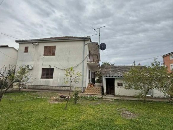 Spratna kuća 220 m² sa dvorištem i dvije garaže – Polje, Bar