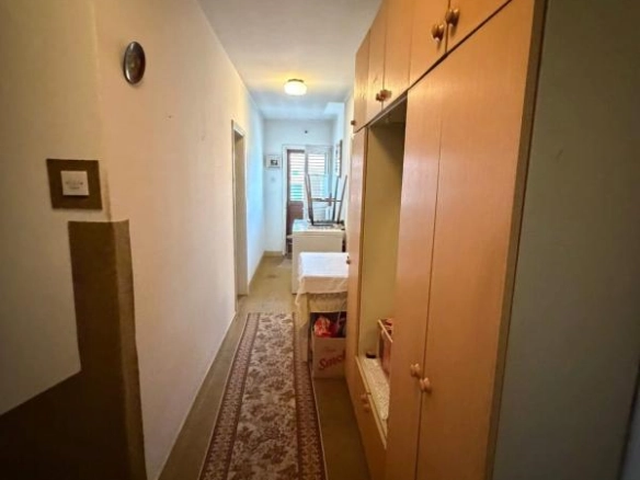 Spratna kuća 220 m² sa dvorištem i dvije garaže – Polje, Bar