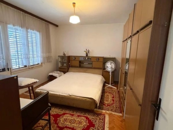Spratna kuća 220 m² sa dvorištem i dvije garaže – Polje, Bar