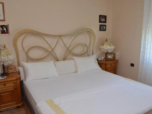 Trospratna kuća 324 m² sa dvorištem i bazenom – Stari Bar, Bar