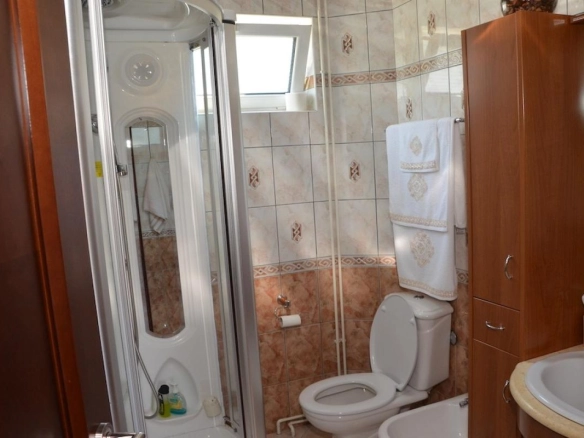 Trospratna kuća 324 m² sa dvorištem i bazenom – Stari Bar, Bar