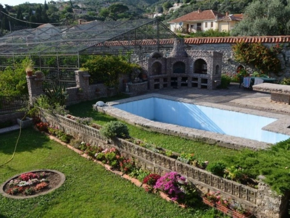 Trospratna kuća 324 m² sa dvorištem i bazenom – Stari Bar, Bar
