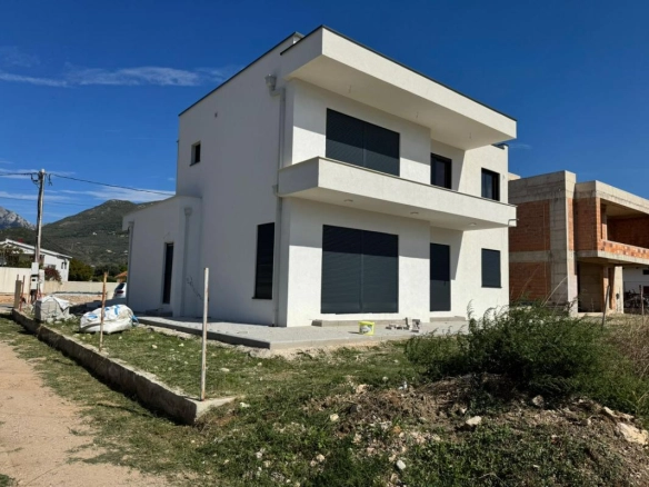 Moderna kuća 196 m² na placu od 400 m² – Polje, Bar
