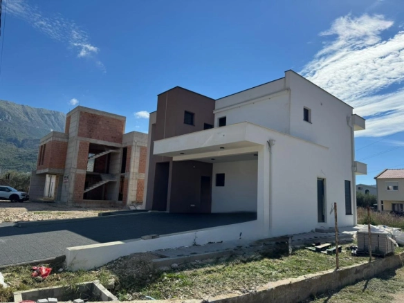 Moderna kuća 196 m² na placu od 400 m² – Polje, Bar