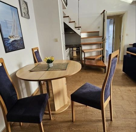 Dvosoban stan 70 m² na dva nivoa sa pogledom na planine – Budva