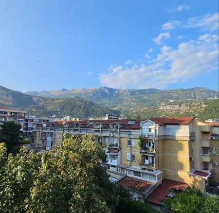 Dvosoban stan 70 m² na dva nivoa sa pogledom na planine – Budva