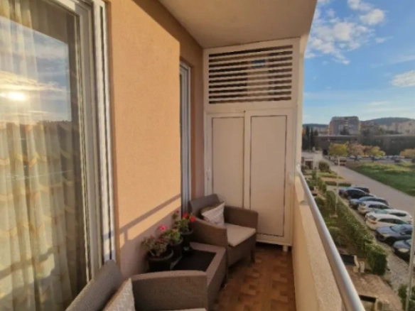 Dvosoban stan 73 m² sa terasom i pogledom na more – Bar