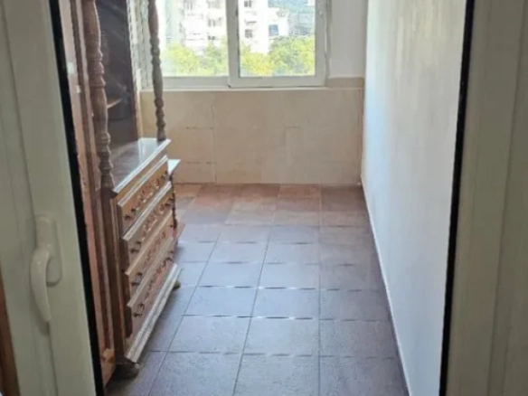 Trosoban stan 90 m² sa terasom i pogledom na more – centar Bara, Bar