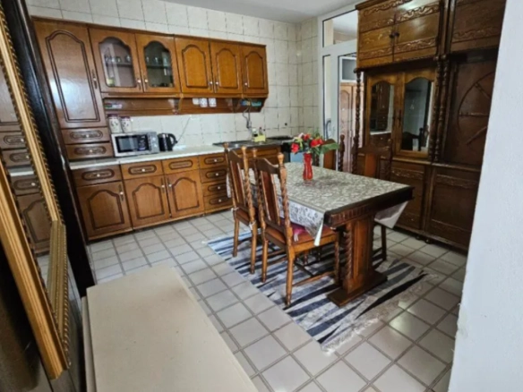 Trosoban stan 90 m² sa terasom i pogledom na more – centar Bara, Bar