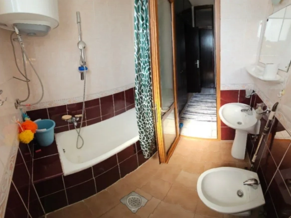 Trosoban stan 90 m² sa terasom i pogledom na more – centar Bara, Bar
