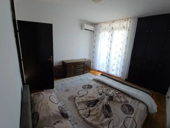 Trosoban stan 90 m² sa terasom i pogledom na more – centar Bara, Bar