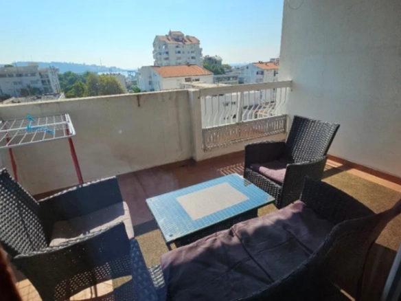 Trosoban stan 90 m² sa terasom i pogledom na more – centar Bara, Bar