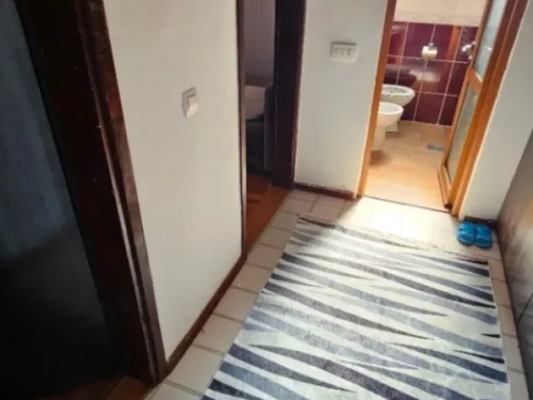 Trosoban stan 90 m² sa terasom i pogledom na more – centar Bara, Bar