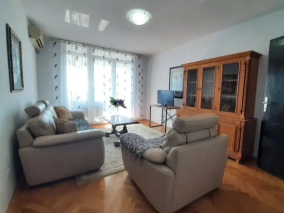 Trosoban stan 90 m² sa terasom i pogledom na more – centar Bara, Bar