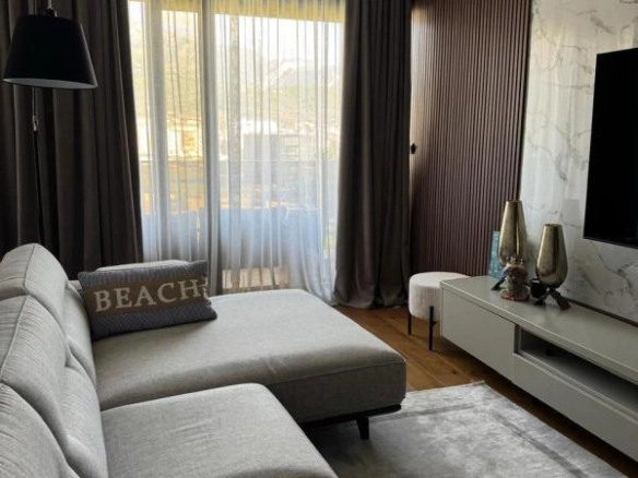 Dvosoban stan 80 m² sa velikom terasom i pogledom na planine – Bar