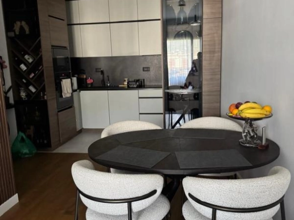 Dvosoban stan 80 m² sa velikom terasom i pogledom na planine – Bar