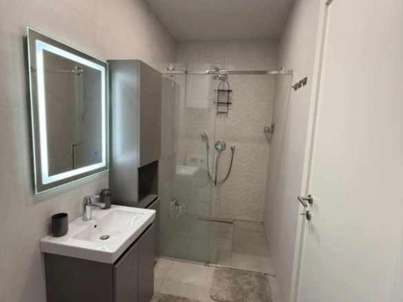 Jednosoban stan 65 m² sa terasom i djelimičnim pogledom na more – Bar