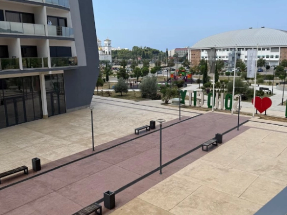 Jednosoban stan 65 m² sa terasom i djelimičnim pogledom na more – Bar