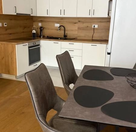 Dvosoban stan 80 m² sa terasom i pogledom na planine – Soho City, Bar