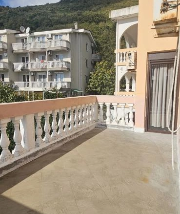Jednosoban stan 60 m² sa velikom terasom blizu plaže – Petrovac, Budva