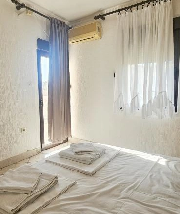 Jednosoban stan 60 m² sa velikom terasom blizu plaže – Petrovac, Budva