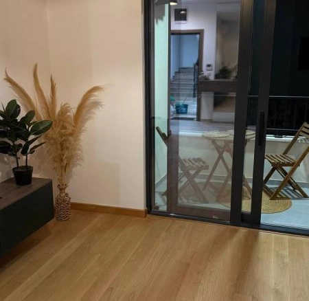 Izdavanje: Jednosoban stan 44 m² sa terasom i pogledom na more – Bečići, Budva