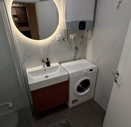 Izdavanje: Jednosoban stan 44 m² sa terasom i pogledom na more – Bečići, Budva