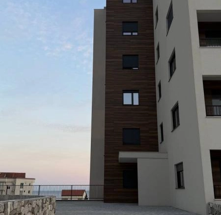 Izdavanje: Jednosoban stan 44 m² sa terasom i pogledom na more – Bečići, Budva