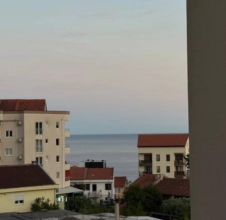 Izdavanje: Jednosoban stan 44 m² sa terasom i pogledom na more – Bečići, Budva