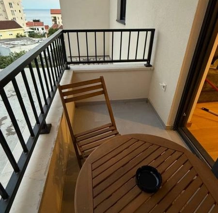 Izdavanje: Jednosoban stan 44 m² sa terasom i pogledom na more – Bečići, Budva