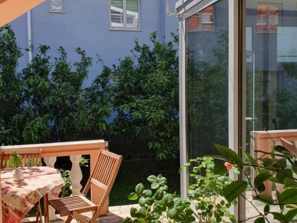 Dvosoban stan 57 m² sa velikom terasom i dvorištem – Bečići, Budva