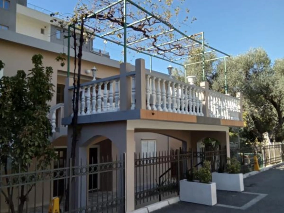 Dvosoban stan 57 m² sa velikom terasom i dvorištem – Bečići, Budva