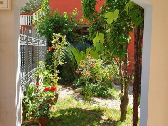 Dvosoban stan 57 m² sa velikom terasom i dvorištem – Bečići, Budva