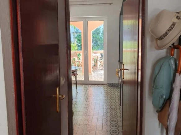 Dvosoban stan 57 m² sa velikom terasom i dvorištem – Bečići, Budva