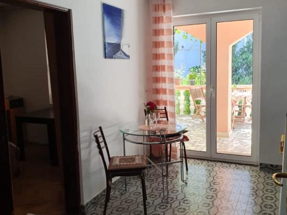 Dvosoban stan 57 m² sa velikom terasom i dvorištem – Bečići, Budva