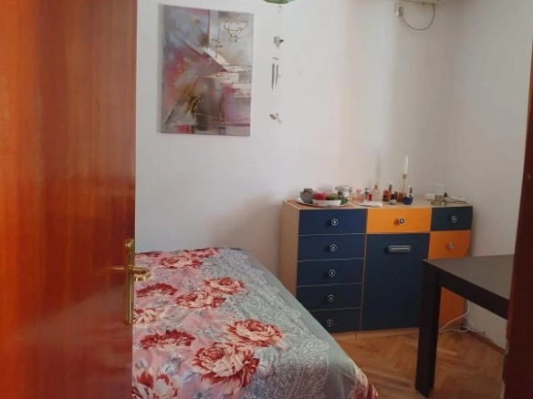 Dvosoban stan 57 m² sa velikom terasom i dvorištem – Bečići, Budva