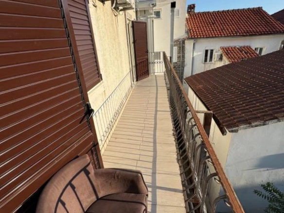 Jednosoban stan 50 m² na prvoj liniji do mora – Petrovac, Budva