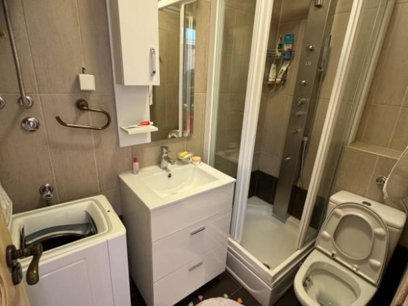 Jednosoban stan 50 m² na prvoj liniji do mora – Petrovac, Budva