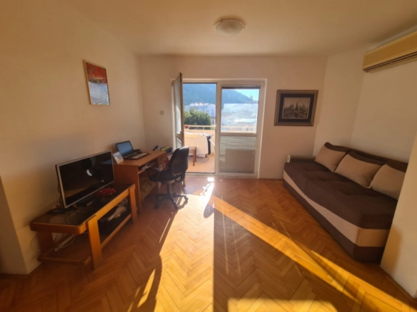 Trosoban stan 100 m² sa dva ulaza i terasama – Babilonija, Budva