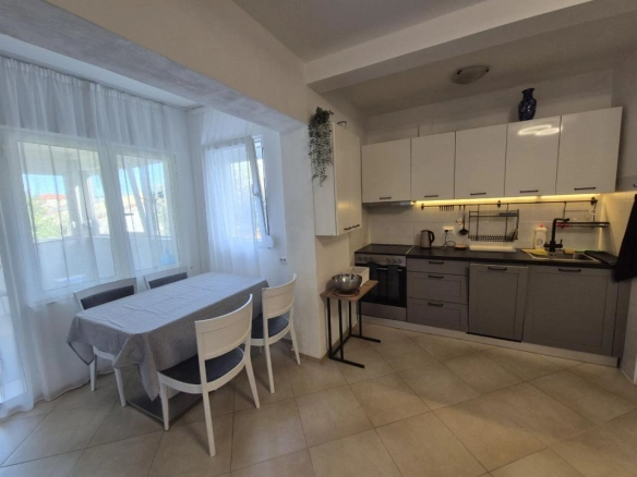 Dvosoban stan 60 m² sa pogledom na dvorište i more – Petrovac, Budva