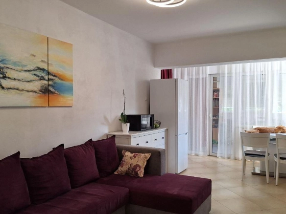 Dvosoban stan 60 m² sa pogledom na dvorište i more – Petrovac, Budva