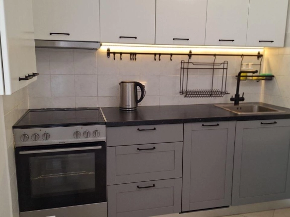 Dvosoban stan 60 m² sa pogledom na dvorište i more – Petrovac, Budva