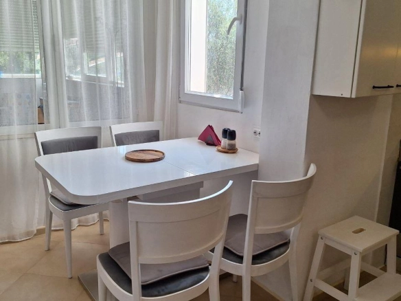 Dvosoban stan 60 m² sa pogledom na dvorište i more – Petrovac, Budva