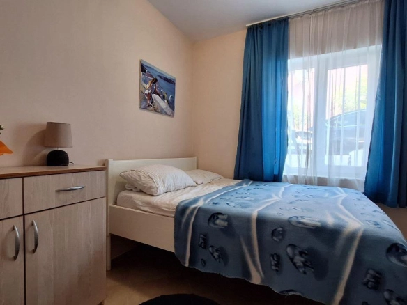Dvosoban stan 60 m² sa pogledom na dvorište i more – Petrovac, Budva
