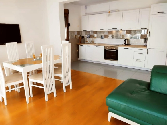 Trosoban stan 104 m² sa pogledom na more u kompleksu s bazenom – Dobra Voda, Bar