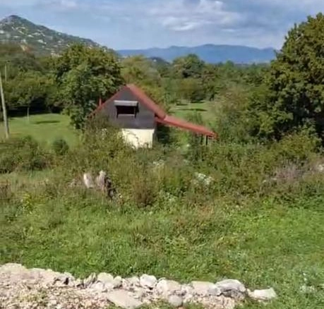 Kuća 45 m² na placu pored jezera, 8 km od centra – Nikšić